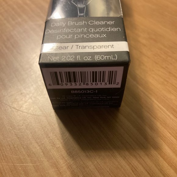 e.l.f. Daily Brush Cleaner - Picture 2 of 4